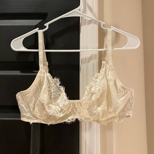Victoria’s Secret white lace bra, 36C.